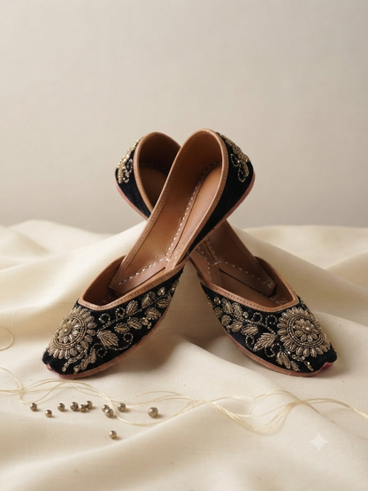 HANDCRAFTED PUNJABI JUTTI WITH SOFT AND COMFORTABLE CUSHIONING