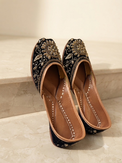 HANDCRAFTED PUNJABI JUTTI WITH SOFT AND COMFORTABLE CUSHIONING