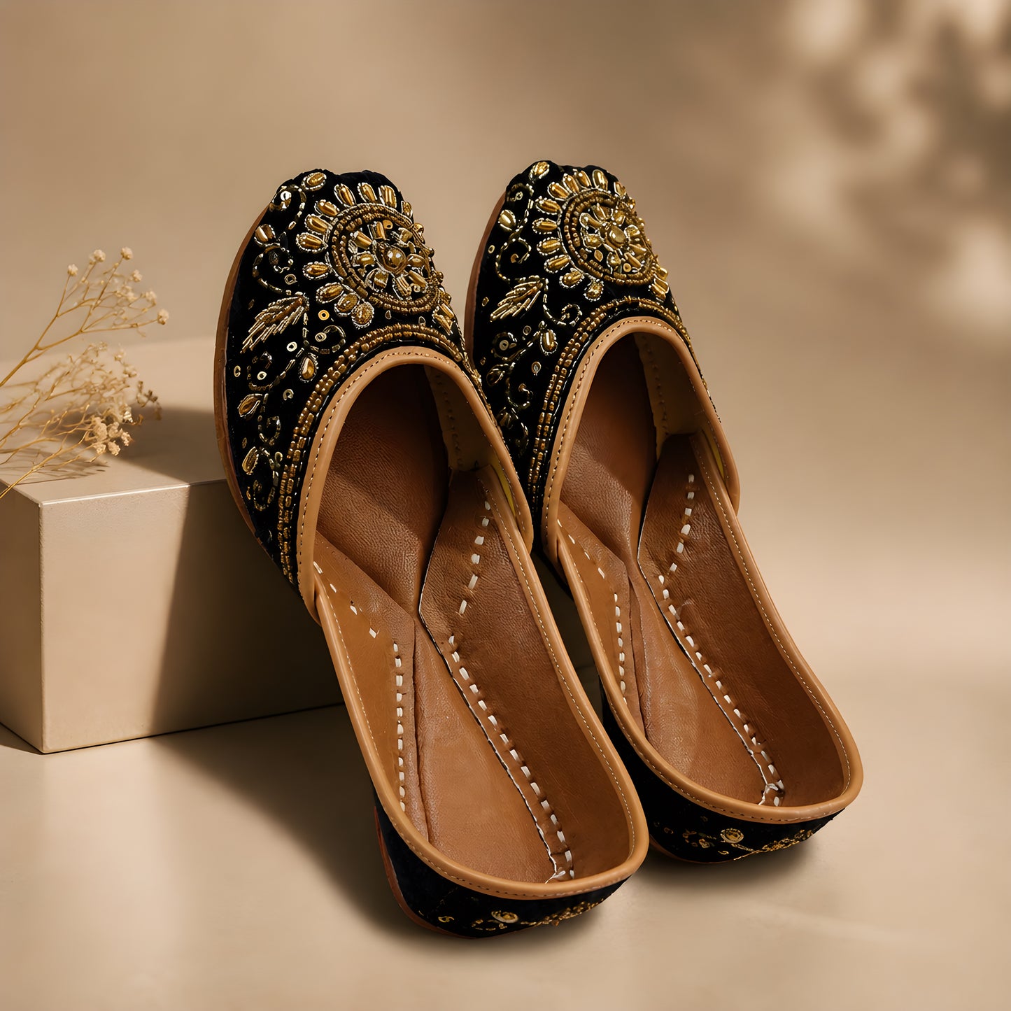 HANDCRAFTED PUNJABI JUTTI WITH SOFT AND COMFORTABLE CUSHIONING