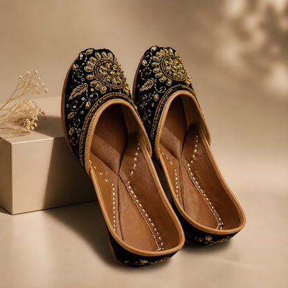HANDCRAFTED PUNJABI JUTTI WITH SOFT AND COMFORTABLE CUSHIONING